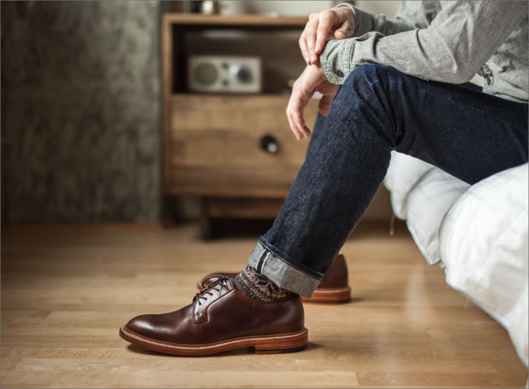 Equipo Fatto revisando detalles de envío de calzado en Quito