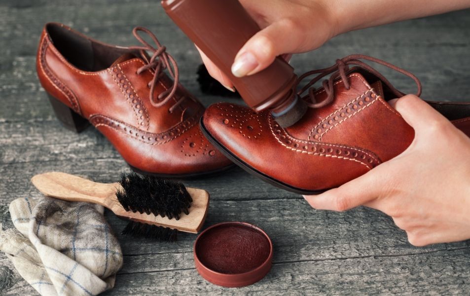 Hombre aplicando técnicas para el cuidado de sus zapatos de cuero