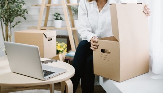 Hombre abriendo paquete confiando en la transparencia de Fatto