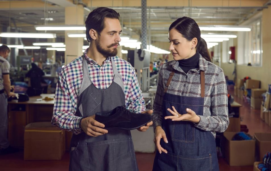 Hombre abriendo paquete confiando en la transparencia de Fatto